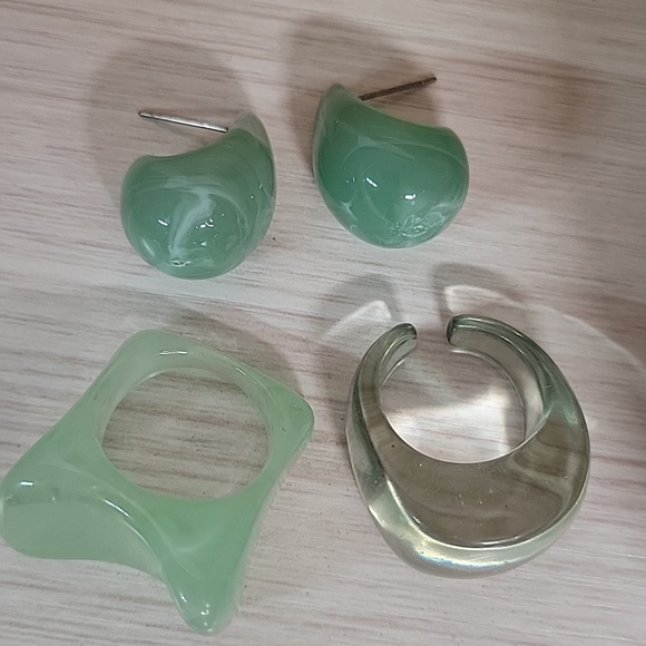 Beyond Adorable Jewelry - FUNKY GREEN ACRYLIC EARRINGS RINGS 4-PIECE SET